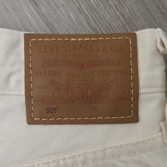 Levi's Cream Jean Shorts - Picture 5 of 8